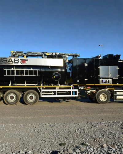 Camion aspirateur Centurion LN30 dédié pour les applications industrielles nécessitant l’aspiration, le déchargement et le transport de matériaux solides ou liquides et manipuler des matières dangereuses